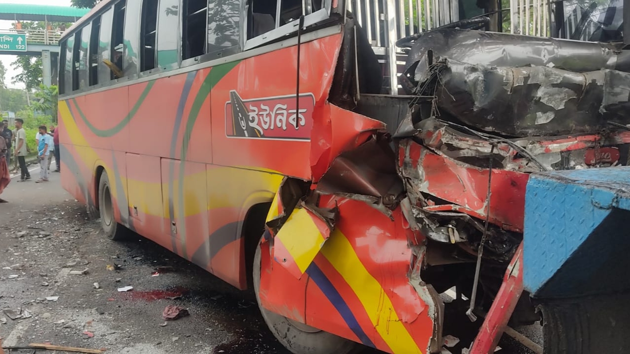 ফেনীতে ত্রিমুখী সংঘর্ষে নিহত ৩