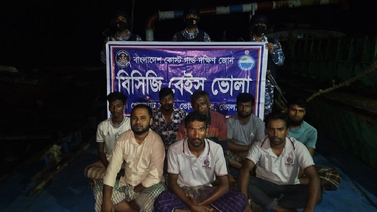 ভোলায় অবৈধ বালু উত্তোলন, ড্রেজার-বাল্কহেডসহ আটক ৮