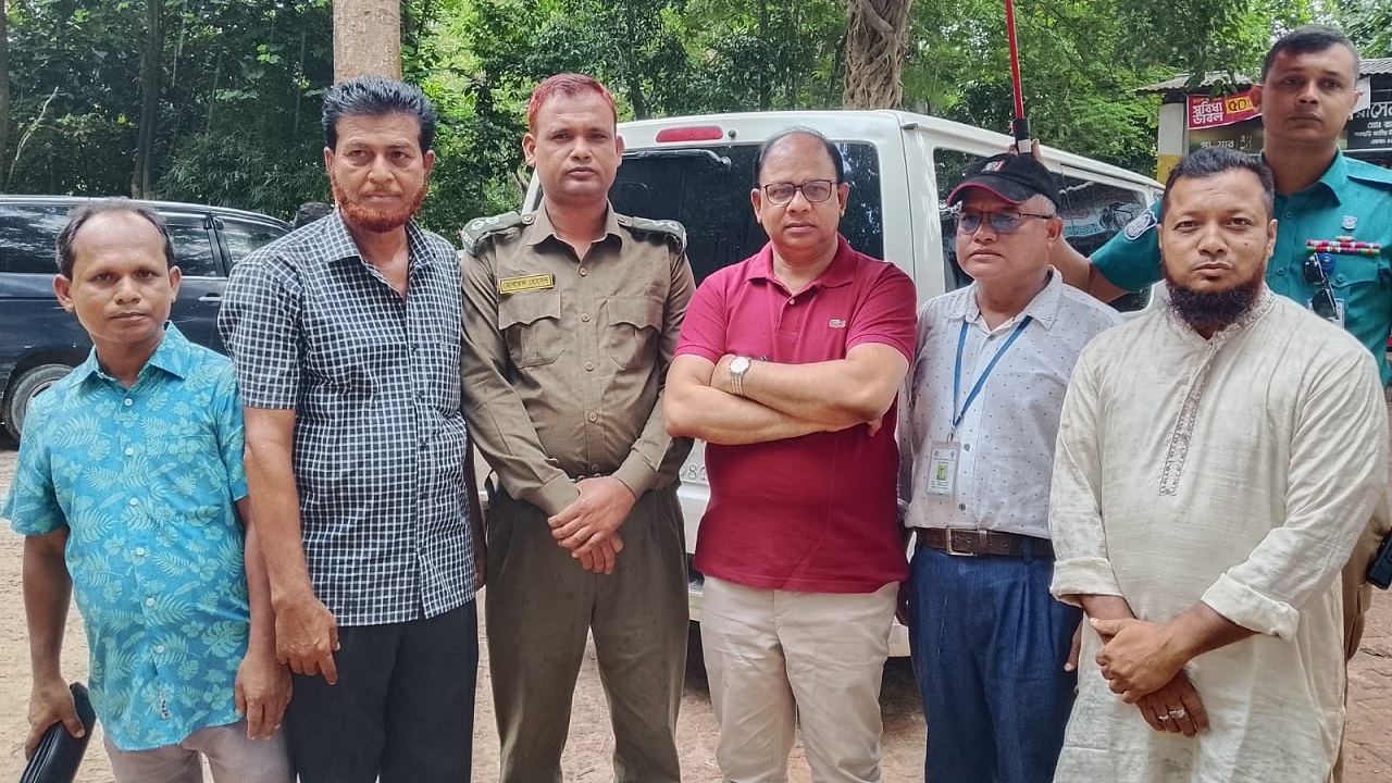 সাতছড়ি জাতীয় উদ্যান পরিদর্শনকালে চিফ প্রসিকিউটর। ছবি: দেশ টিভি