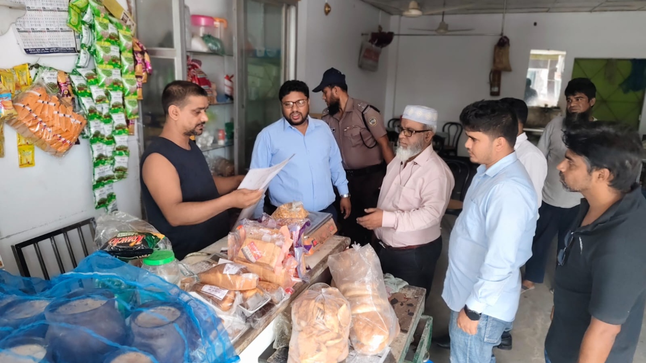 বরিশালে অস্বাস্থ্যকর পরিবেশে খাবার বিক্রি, চারটি প্রতিষ্ঠানকে জরিমানা