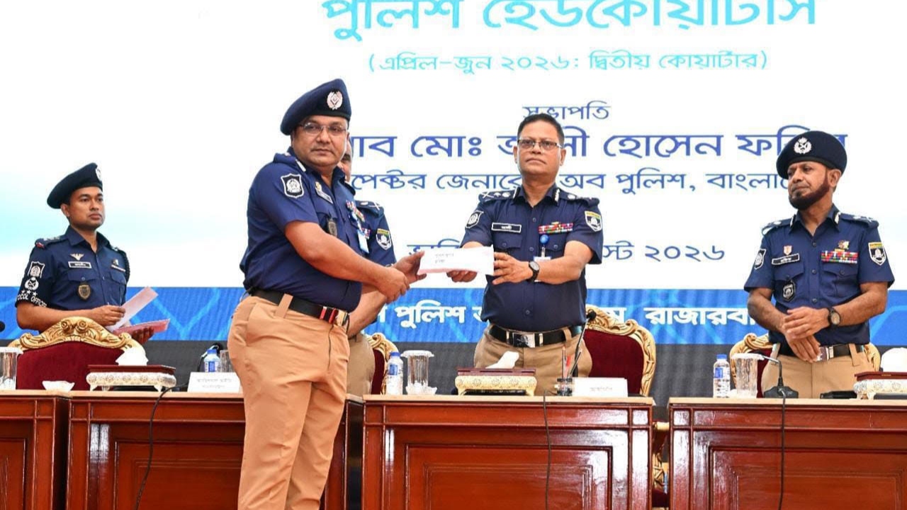 অস্ত্র-মাদক নিয়ন্ত্রণে দেশসেরা কুমিল্লার এসপি আনিসুজ্জামান