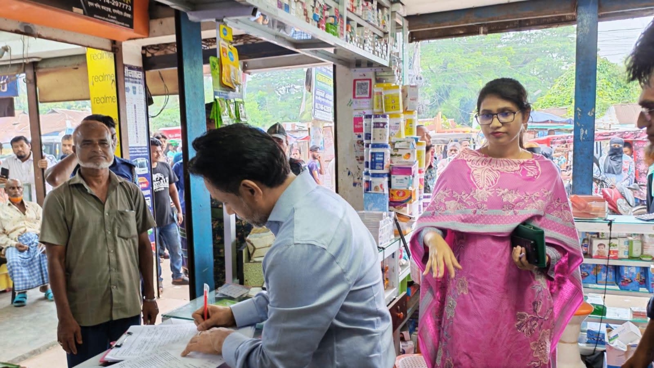 লক্ষ্মীপুরে তিন ফার্মেসিকে ২১ হাজার টাকা জরিমানা