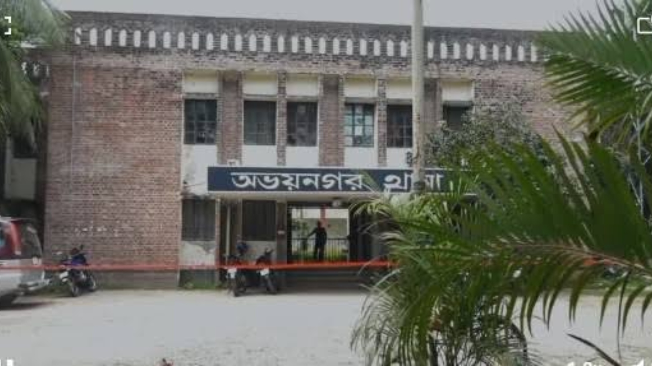 যশোরে গলা কেটে হত্যা, সড়কের পাশে মিলল মরদেহ