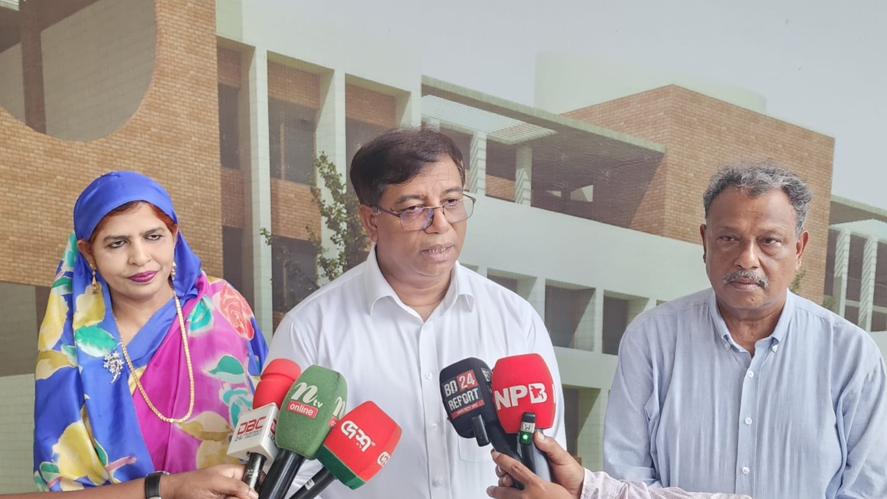 ঠাকুরগাঁওয়ে ইকো ইউনিভার্সিটি ও লোকায়ন জাদুঘর পরিদর্শনে ইউজিসি চেয়ারম্যান