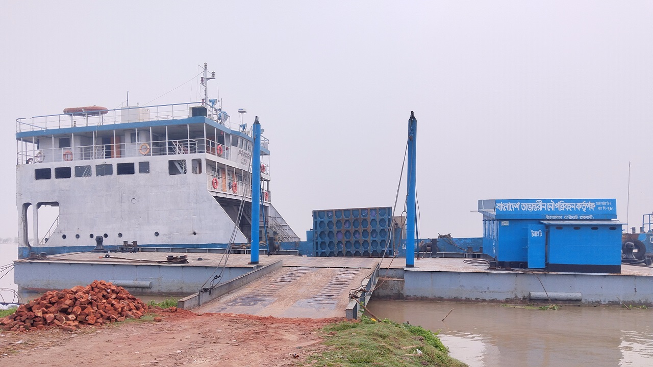 তীব্র স্রোতের কারণে ধাওয়াপাড়া-নাজিরগঞ্জ নৌরুটে ফেরি চলাচল বন্ধ