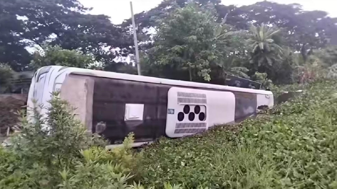 মেডিকেল শিক্ষার্থীদের নিয়ে খাদে বাস, আহত ২০