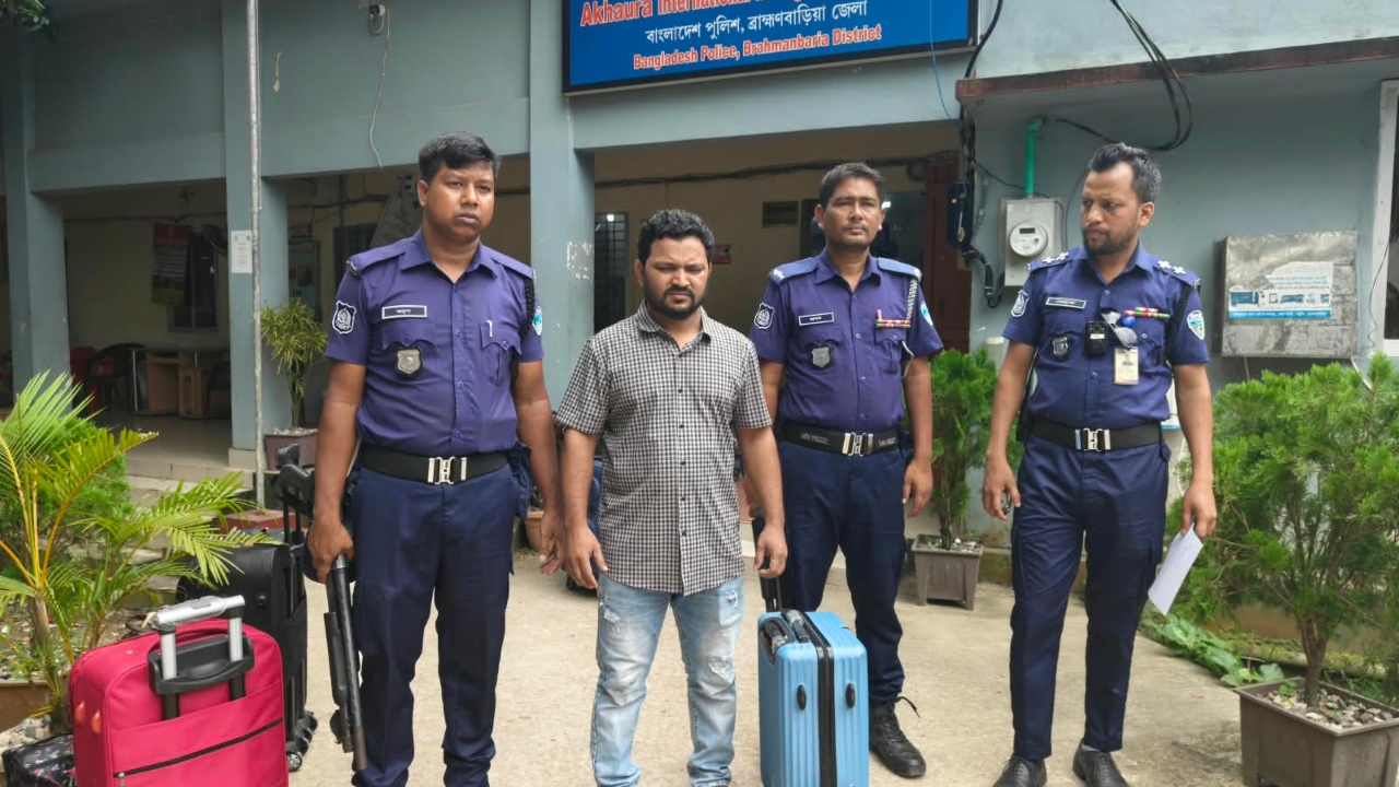 ভারতে পালানোর সময় আখাউড়া ইমিগ্রেশনে দুই হত্যা মামলার আসামি গ্রেপ্তার
