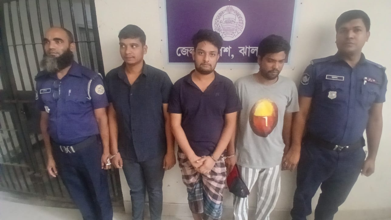 রাজাপুরে গাঁজাসহ তিন মাদক কারবারি গ্রেপ্তার