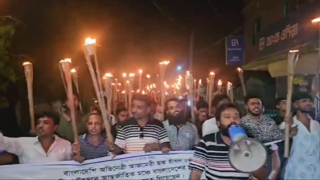 অভিনেত্রী বাঁধনের ওপর হামলার প্রতিবাদে ব্রাহ্মণবাড়িয়ায় যুবদলের মশাল মিছিল