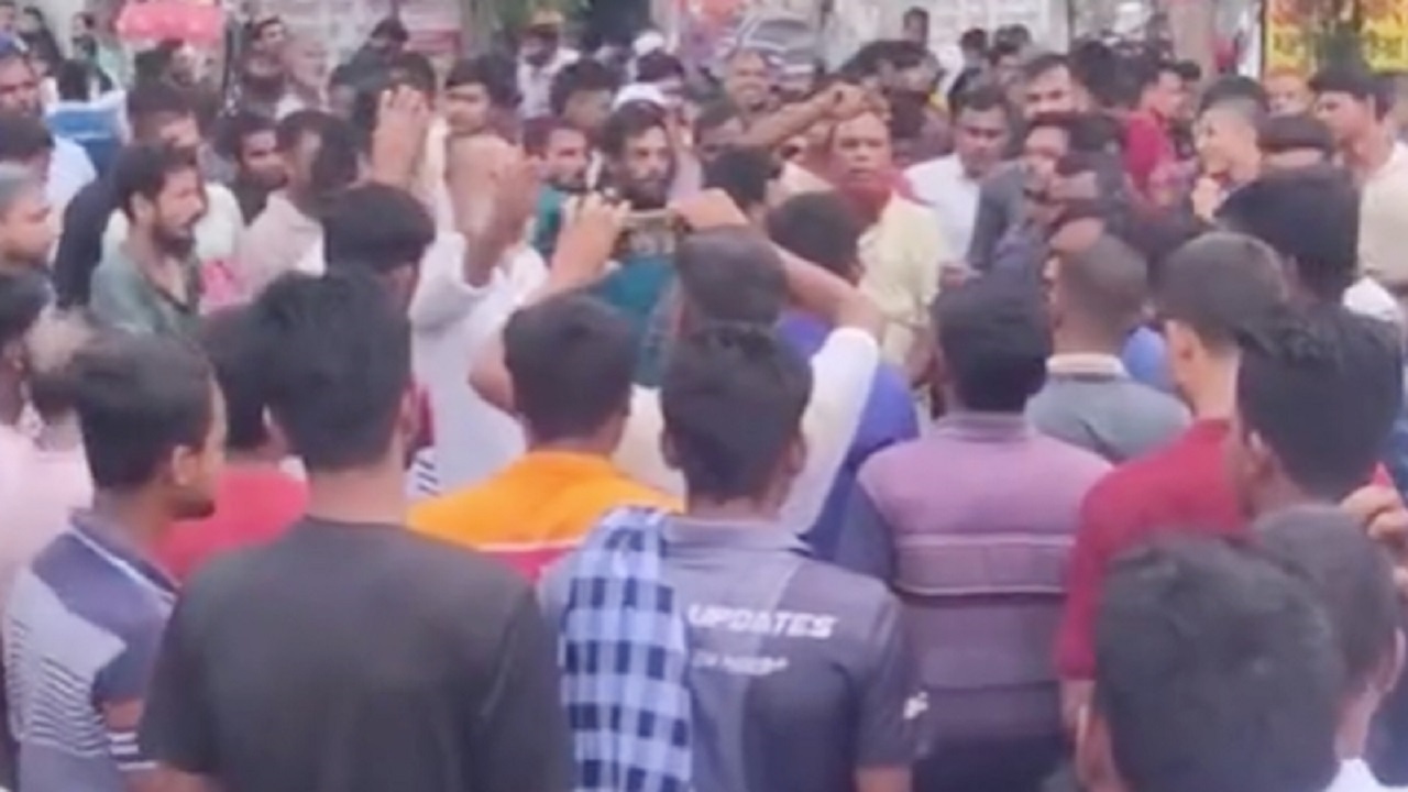 মহাখালীতে পরিবহন শ্রমিকদের সড়ক অবরোধ
