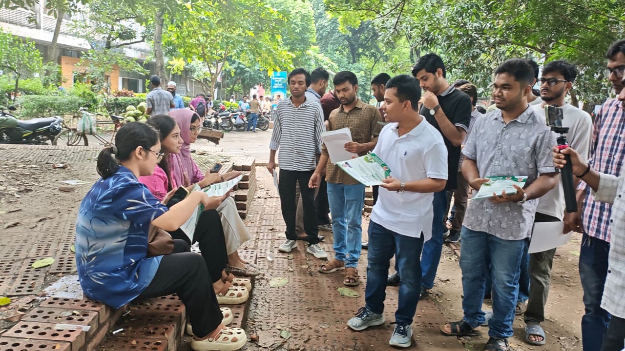 সবুজ-পরিচ্ছন্ন বাংলাদেশ গড়ার বার্তা নিয়ে ঢাবি শিক্ষার্থীদের পাশে ছাত্রদল