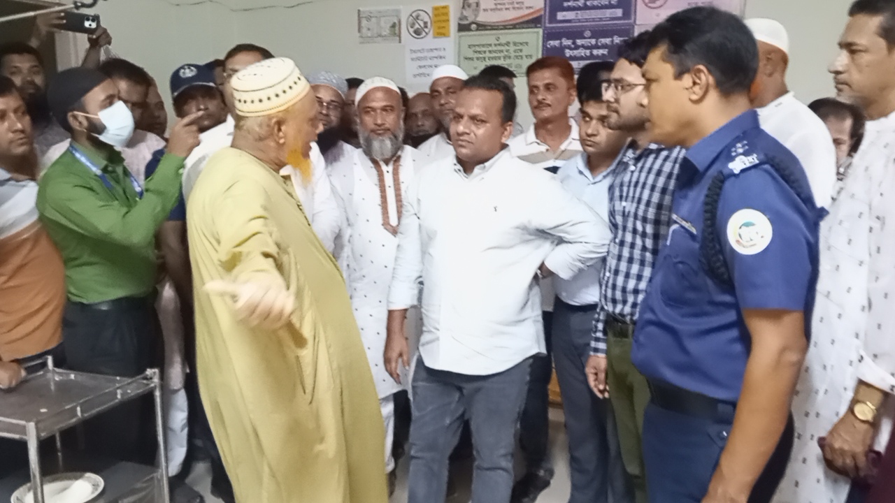 জীর্ণ হাসপাতাল দেখে ক্ষোভ, নদীভাঙন ঠেকাতে মাঠে নৌ প্রতিমন্ত্রী