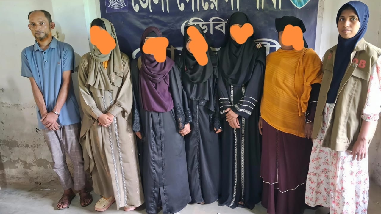 নোয়াখালীর দুই আবাসিক হোটেল থেকে ১৮ নারী-পুরুষ গ্রেপ্তার