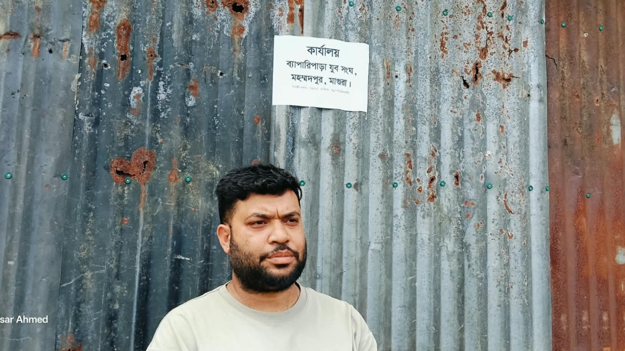 রাতের আঁধারে সংঘের নামে সরকারি জমি দখল, টিনের ঘর নির্মাণ