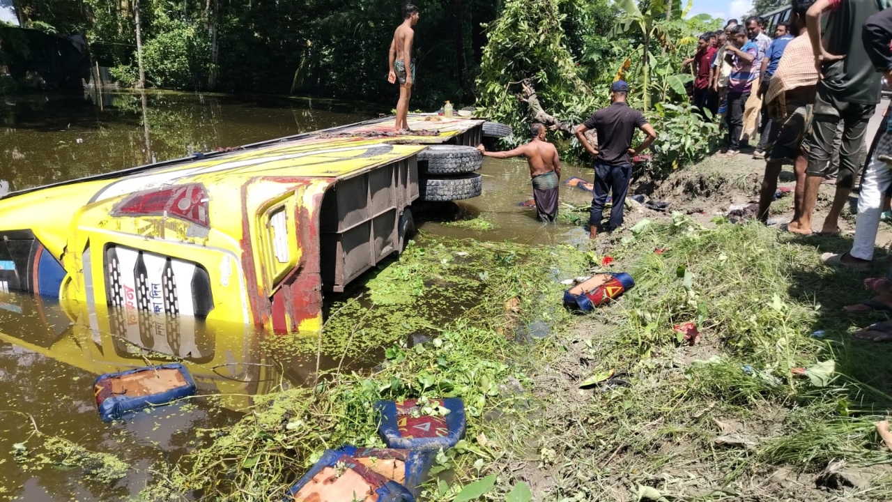 বাবুগঞ্জে পুকুরে উল্টে পড়ল দশমিনা এক্সপ্রেস, অল্পের জন্য রক্ষা পেল ২৫ যাত্রী