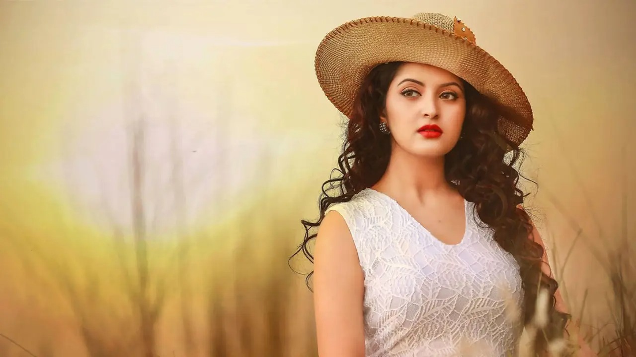 সুখবর দিলেন পরীমনি