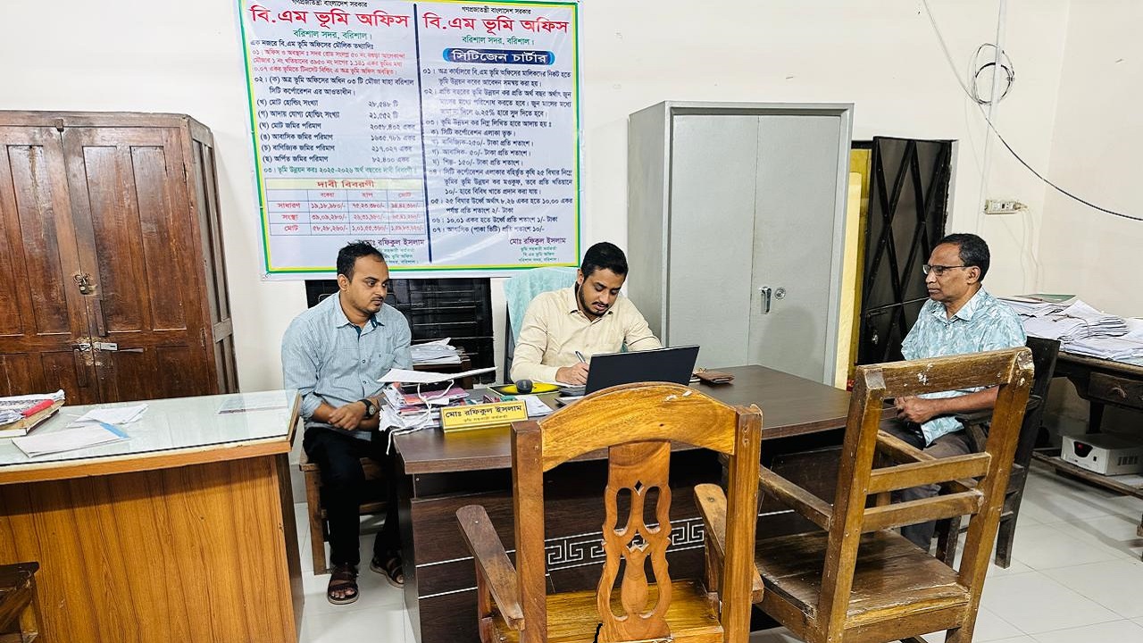 ৩১ নামজারি আবেদন নিষ্পত্তি না করায় দুই কর্মকর্তাকে শোকজ
