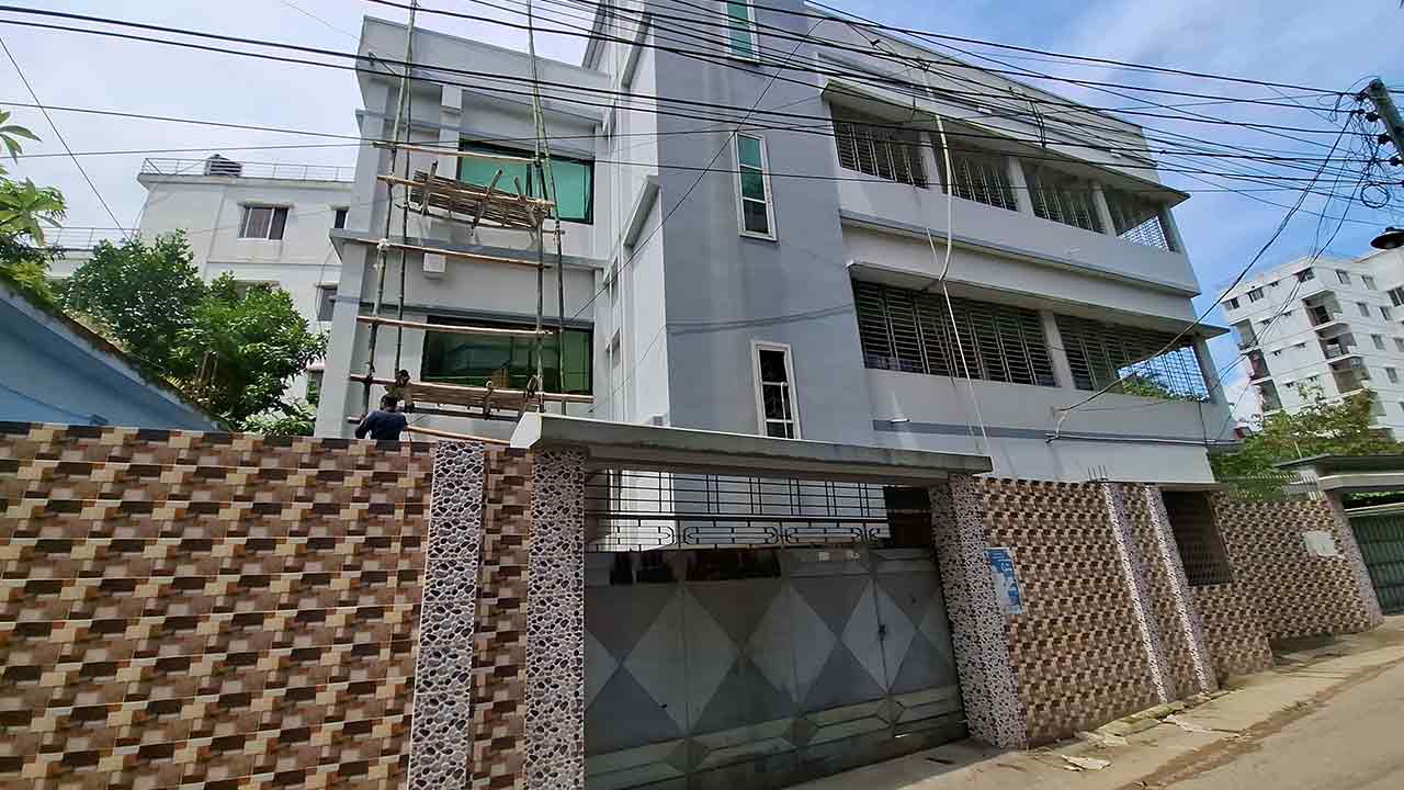 হামলার এক মাস পর সংস্কার হচ্ছে সাকিবের মাগুরার বাড়ি