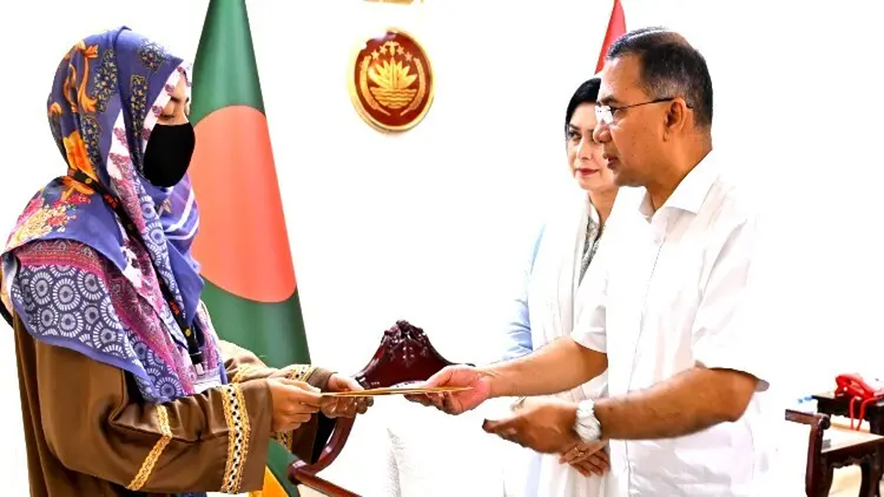 নিহত দুই সেনাসদস্যের পরিবারের সঙ্গে প্রধানমন্ত্রীর সাক্ষাৎ