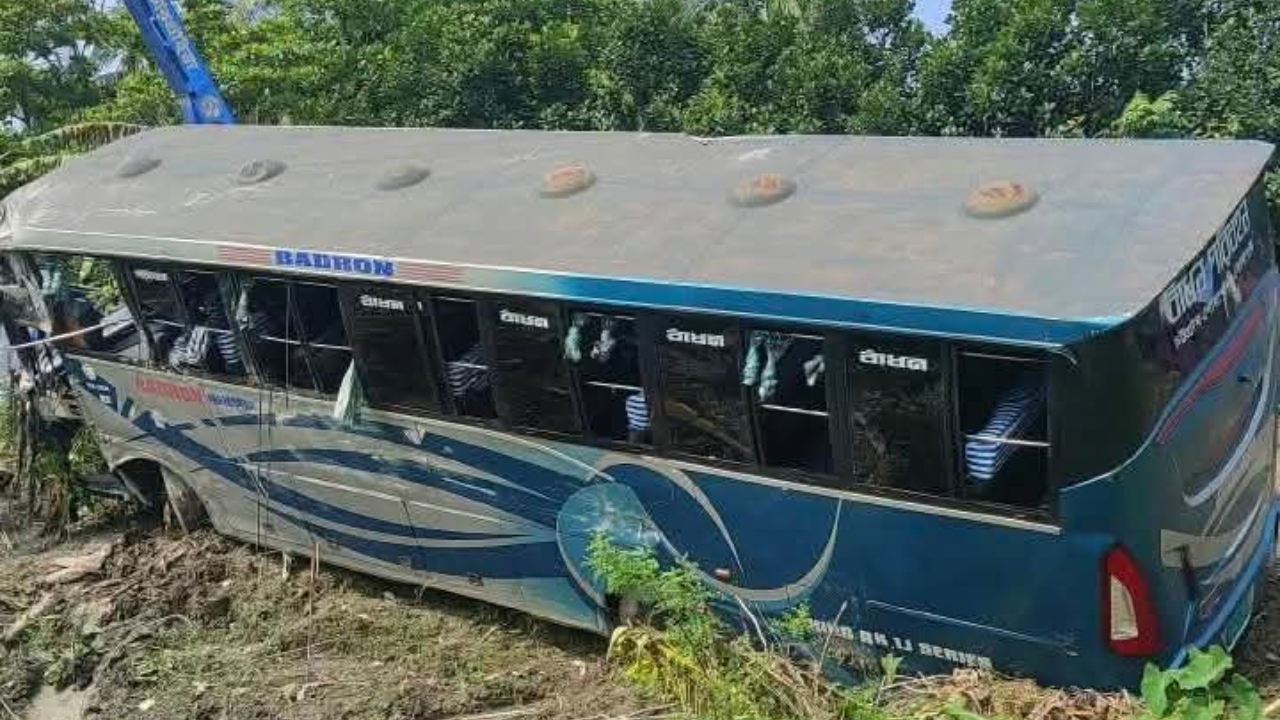নোয়াখালীতে নিয়ন্ত্রণ হারিয়ে খাদে বাস, আহত ১০