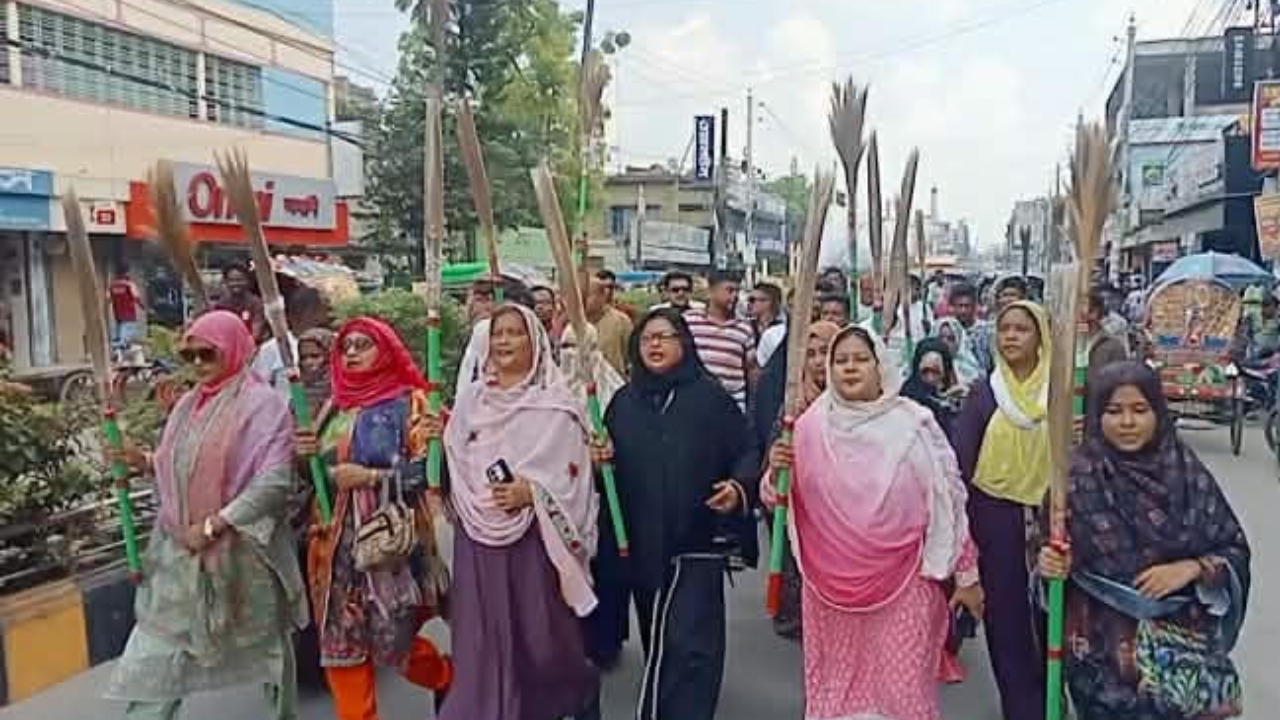 কুষ্টিয়ায় মুফতি আমীর হামজার বিরুদ্ধে মহিলা দলের ঝাড়ু মিছিল