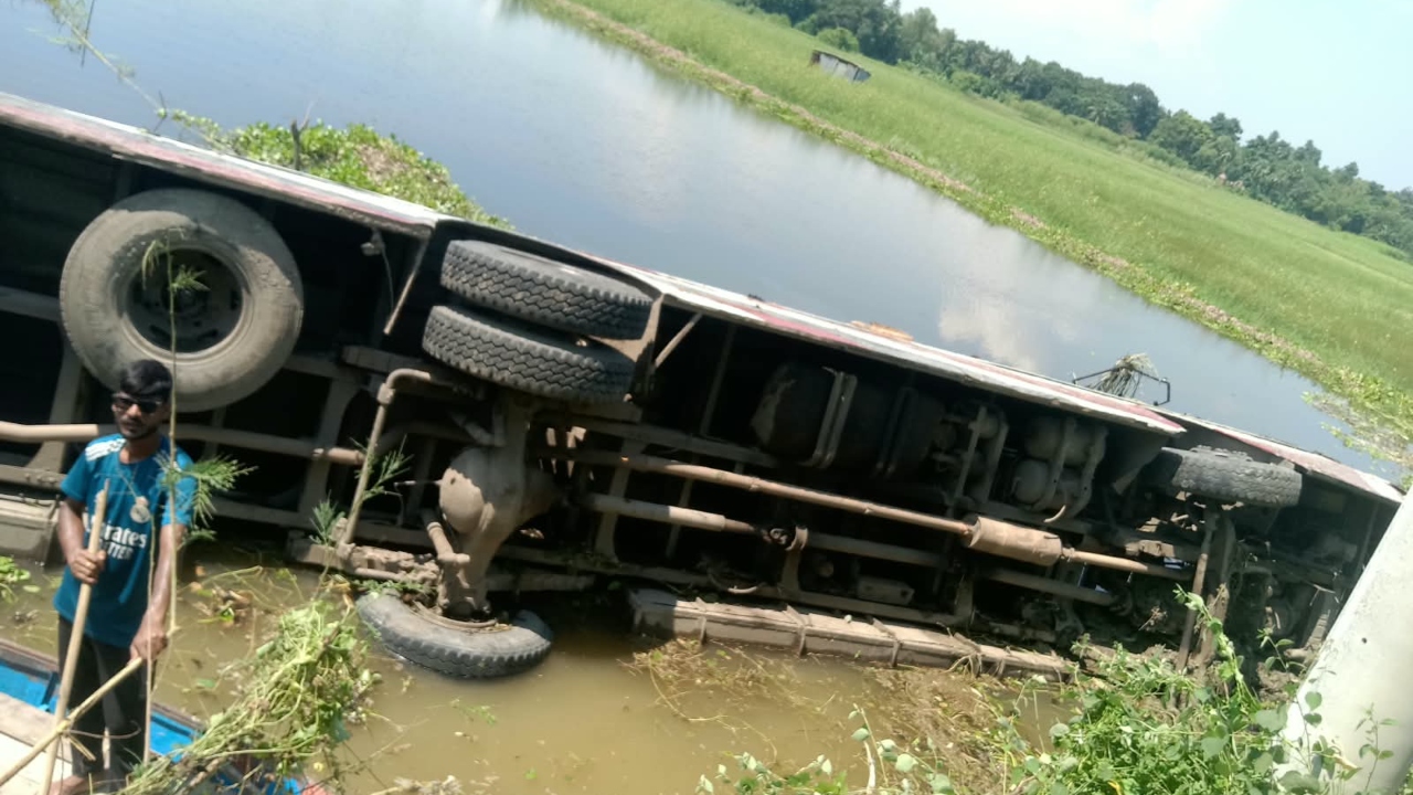 ঢাকা-আরিচা মহাসড়কে নিয়ন্ত্রণ হারিয়ে পানিতে বাস, আহত ১০