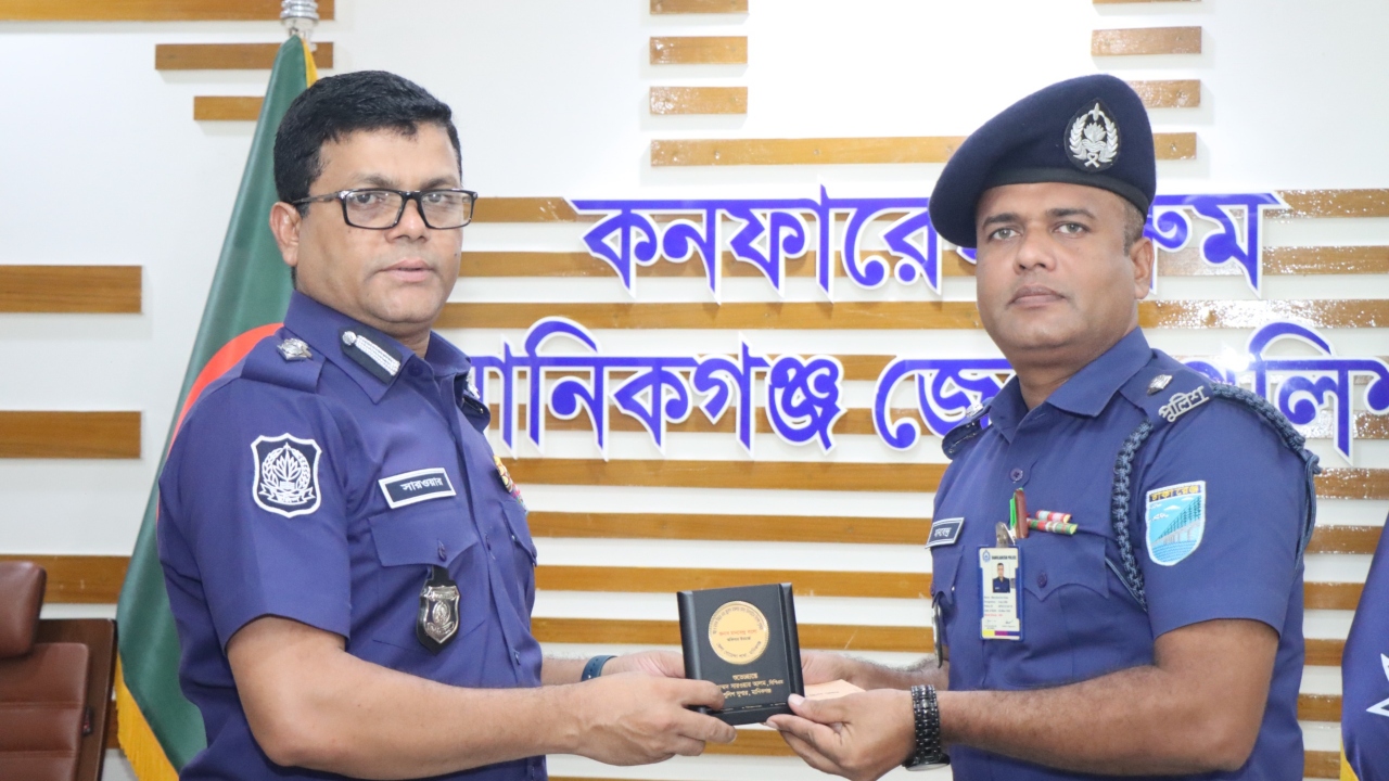মাদক উদ্ধার ও ক্লু লেস মামলার রহস্য উদঘাটনে ডিবির ওসি মানবেন্দ্র বালো পুরস্কৃত