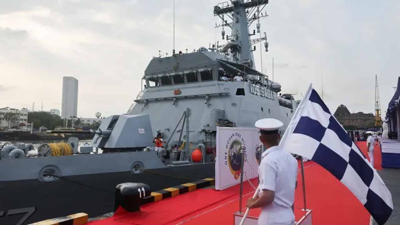 আরব সাগরে জাহাজের সংঘর্ষ, পাকিস্তানি কূটনীতিককে তলব ভারতের