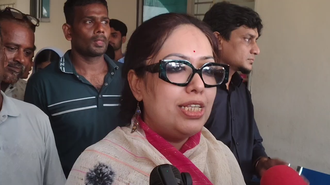 বাংলাদেশের নাগরিক যে কোনো সময় দেশ ছাড়তে পারে, আবার ঢুকতেও পারে: রুমিন ফারহানা