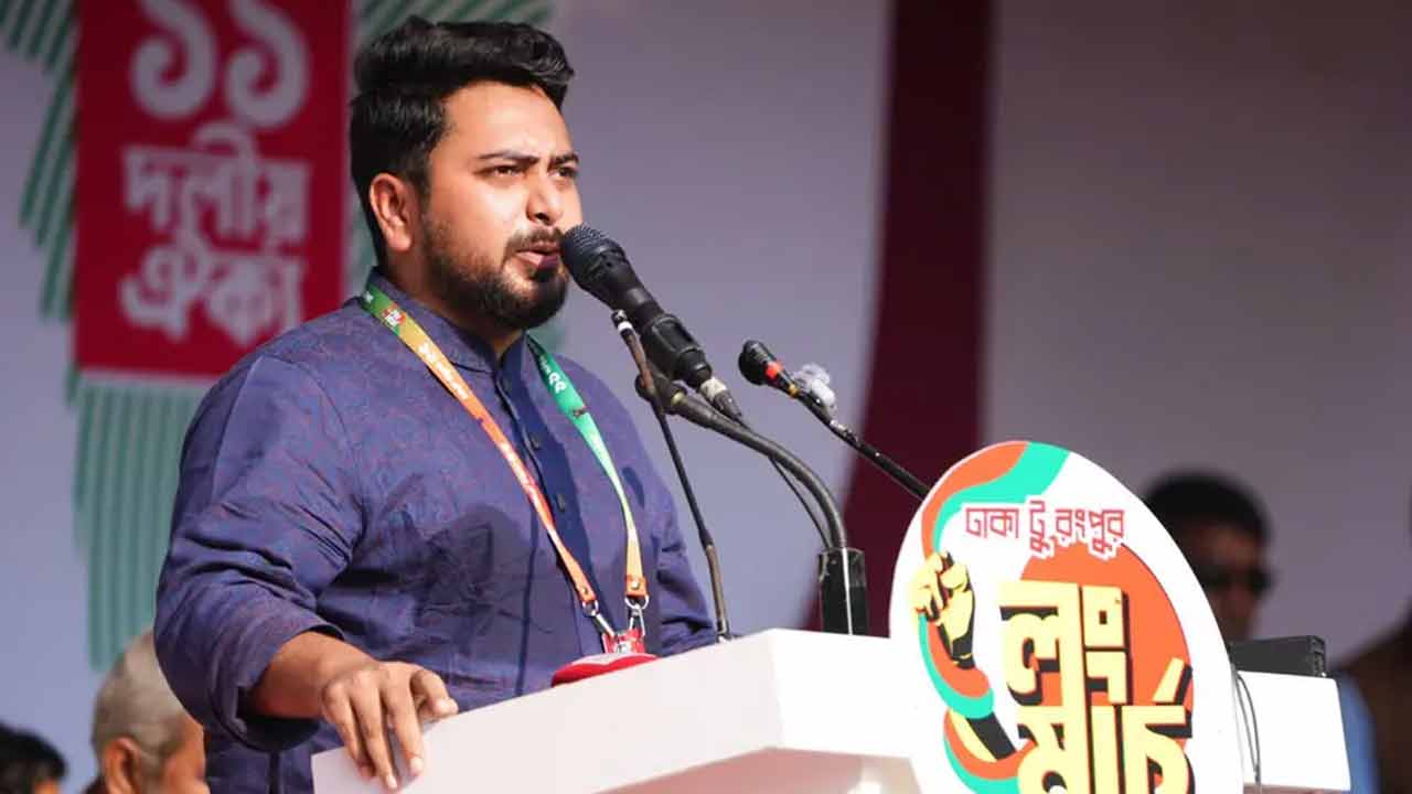 ব্যানার-ফেস্টুন ছিঁড়ে লংমার্চের গণজোয়ার বন্ধ করা সম্ভব হবে না: নাহিদ ইসলাম