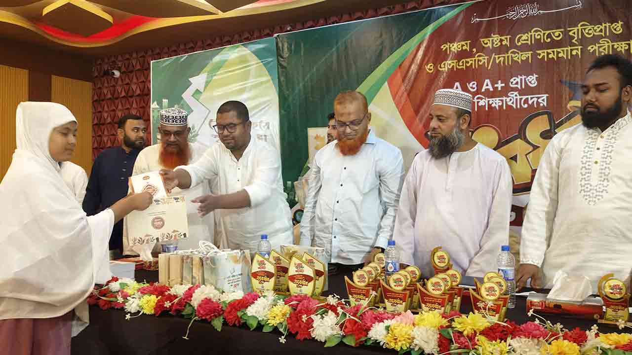 কুয়াকাটায় বৃত্তিপ্রাপ্ত ও কৃতী শিক্ষার্থীদের সংবর্ধনা