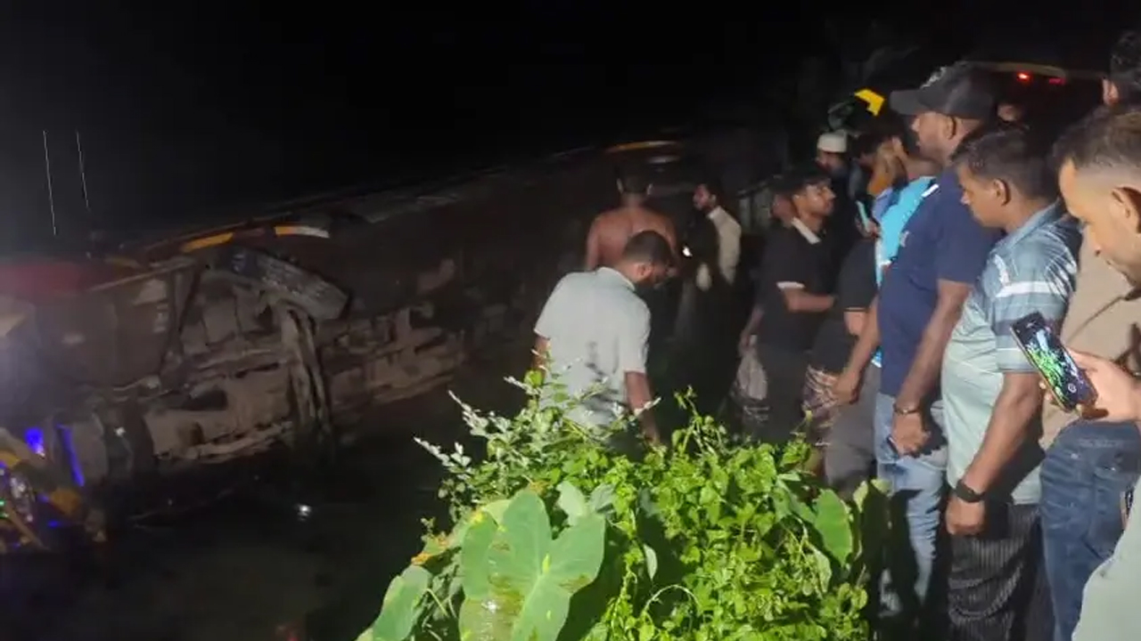 মধ্যরাতে বাস-অটোরিকশা সংঘর্ষে প্রাণ গেলো ৪ যাত্রীর