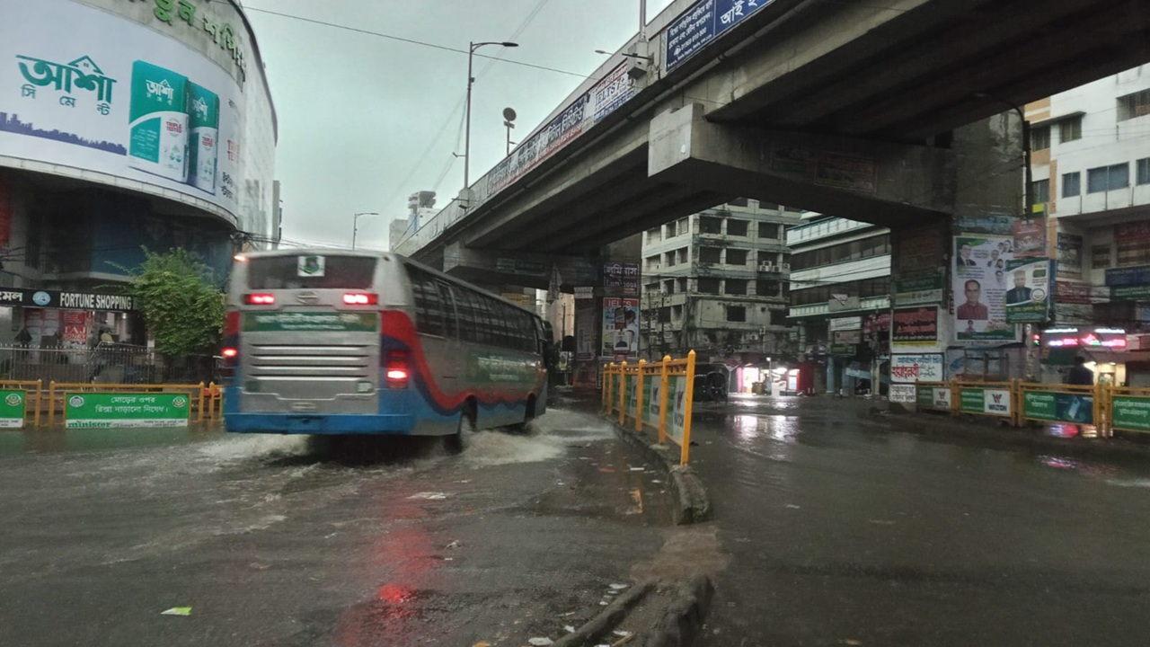 টানা বৃষ্টিতে জলাবদ্ধ রাজধানী, ভোগান্তিতে নগরবাসী