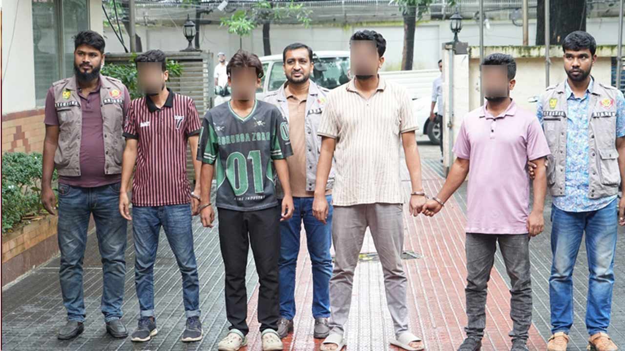 যাত্রাবাড়ীতে ককটেল বিস্ফোরণ, কার্যক্রম নিষিদ্ধ আ.লীগ নেতাসহ গ্রেপ্তার ৪