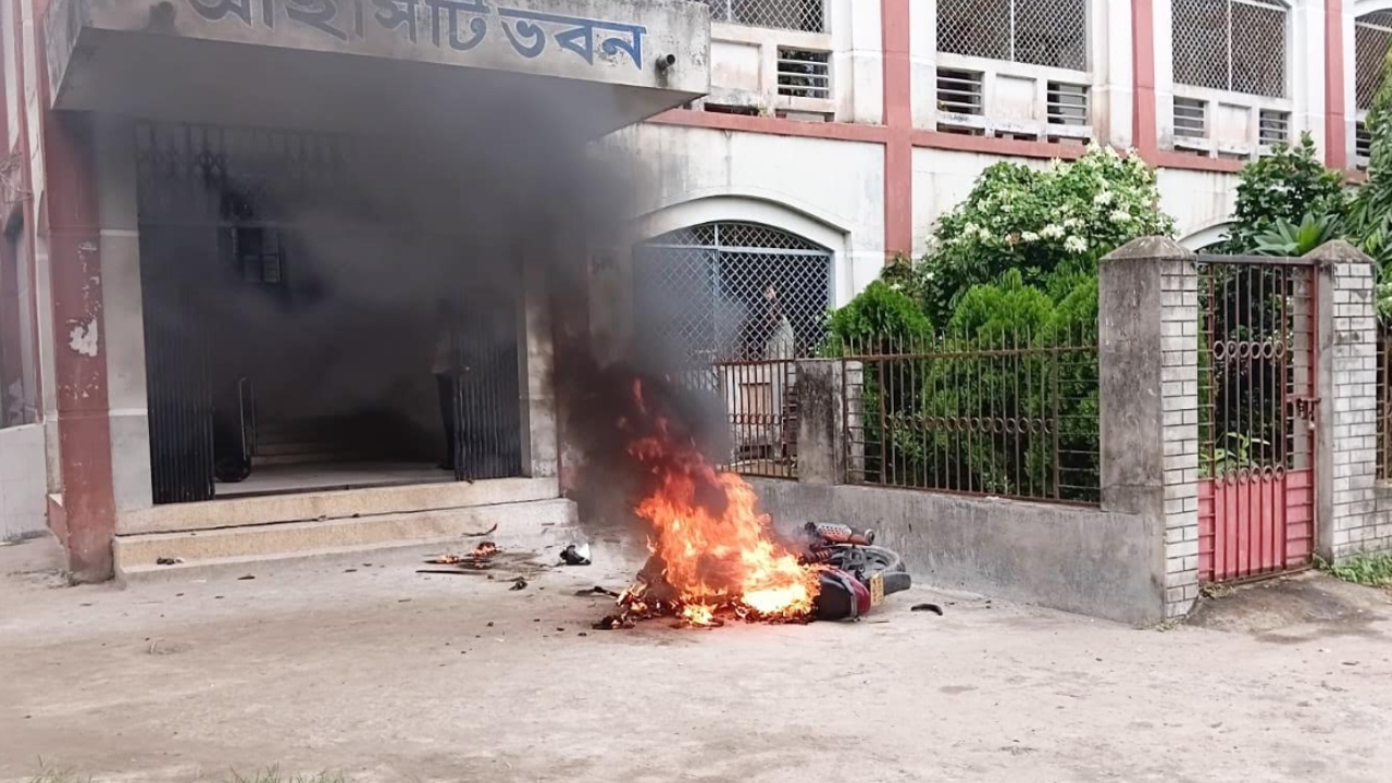 কলেজে যোগ দিতে গিয়ে অধ্যক্ষকে মারধর, মোটরসাইকেলে আগুন