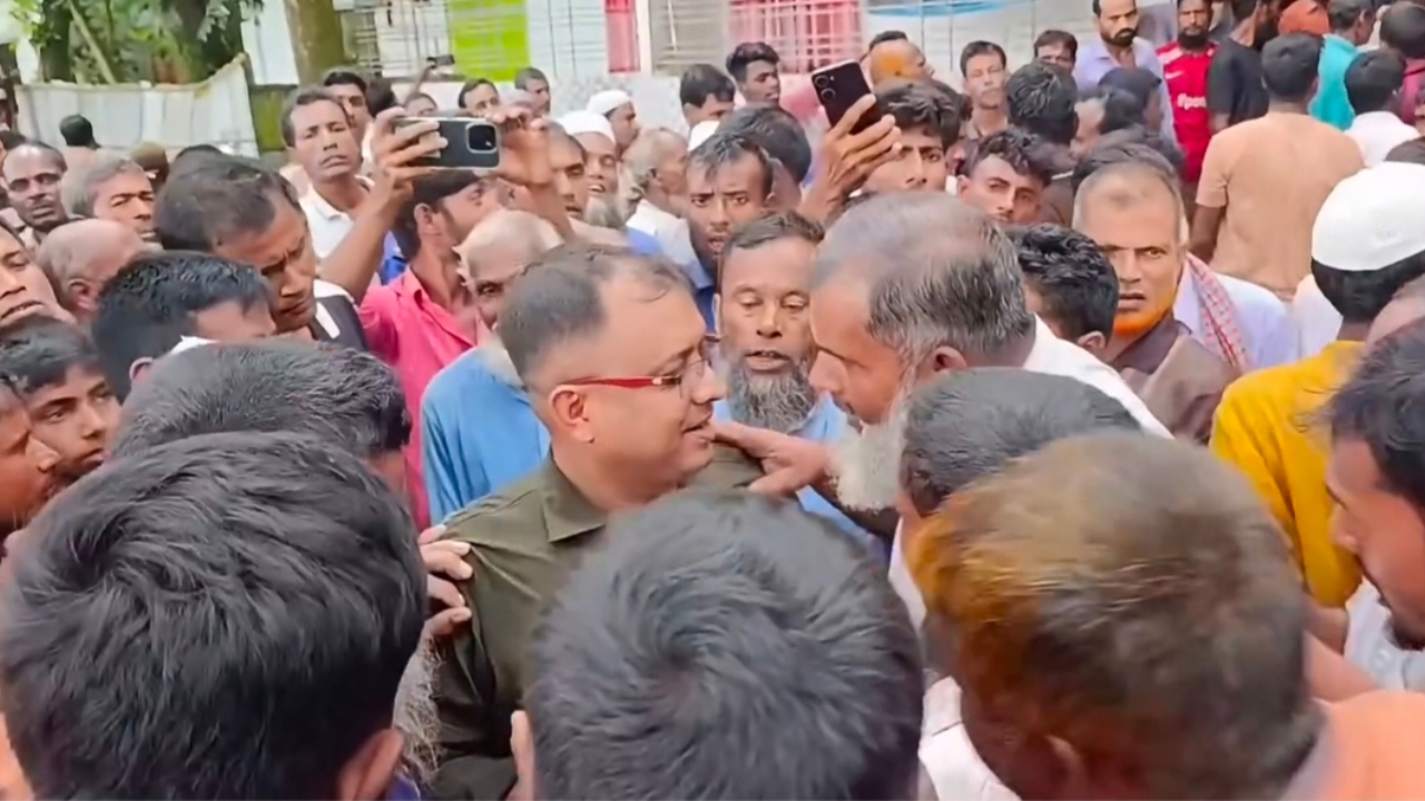 কুড়িগ্রামে সার বিতরণের সময় কৃষি কর্মকর্তার ওপর হামলা
