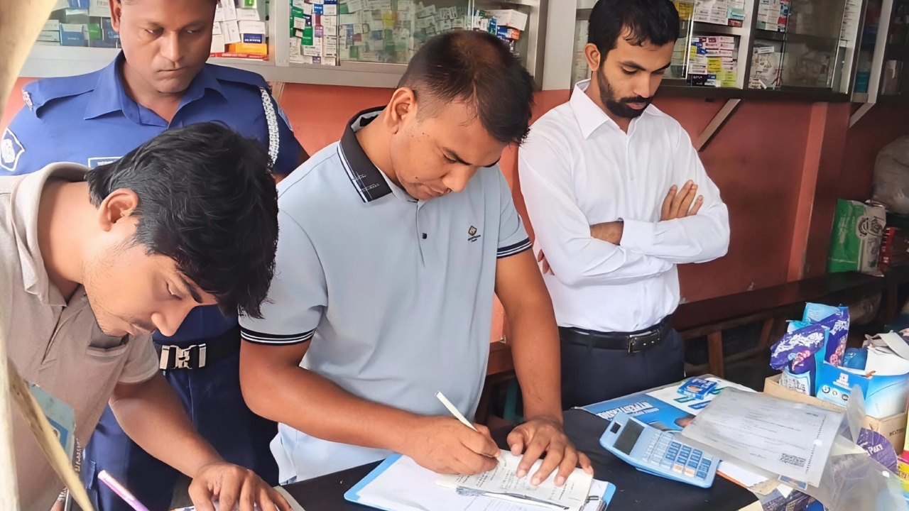 সাটুরিয়ায় ৮ ফার্মেসিকে ১৬ হাজার ৫০০ টাকা জরিমানা