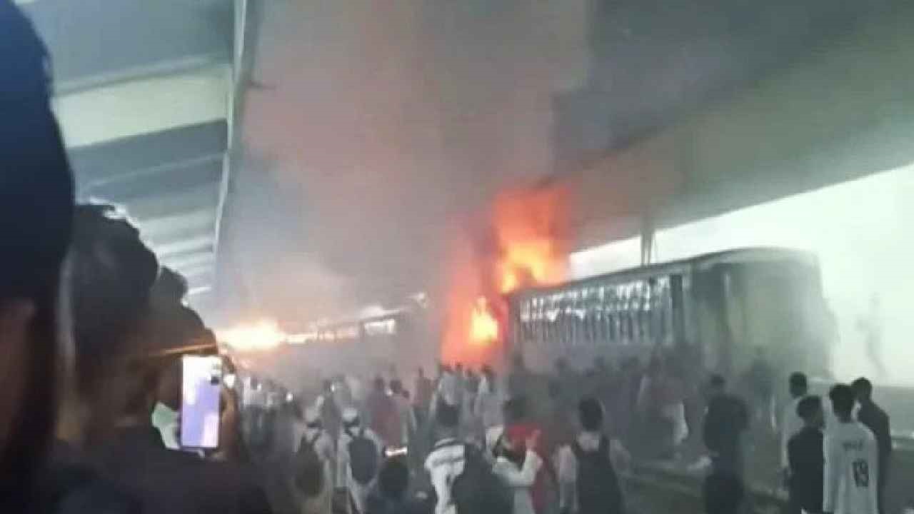 কমলাপুরে ট্রেনে আগুন