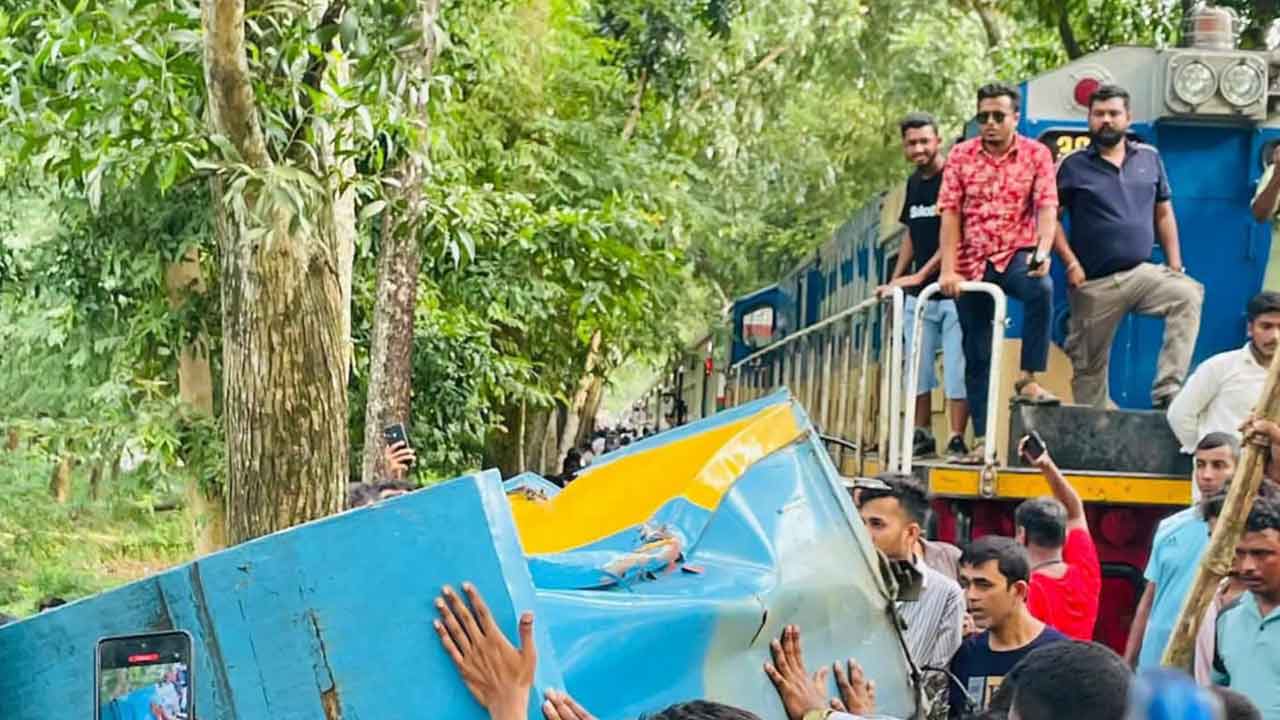 কক্সবাজার এক্সপ্রেস লাইনচ্যুত, চট্টগ্রাম-কক্সবাজার রুটে ট্রেন বন্ধ