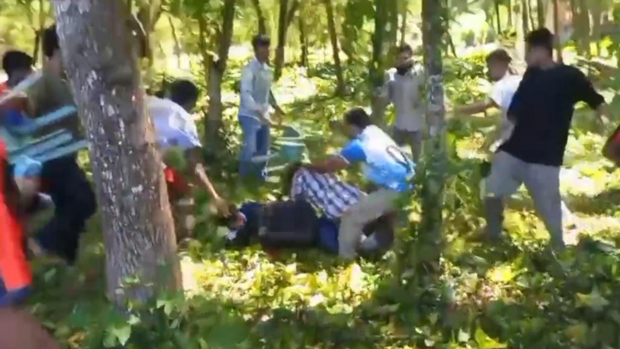 ইসলামী বিশ্ববিদ্যালয়ে ফুটবল খেলাকে কেন্দ্র করে দুই বিভাগের সংঘর্ষে আহত ৭