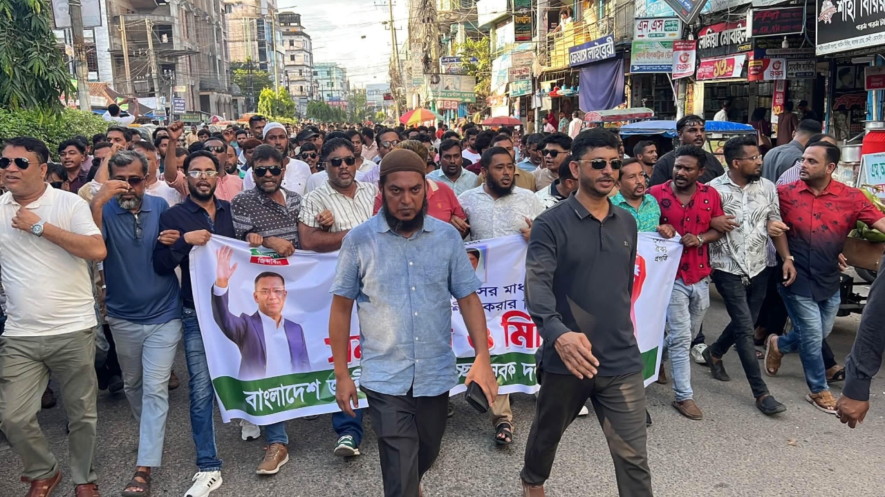 ফেনীতে স্বেচ্ছাসেবক দলের বিক্ষোভ মিছিল ও প্রতিবাদ সমাবেশ