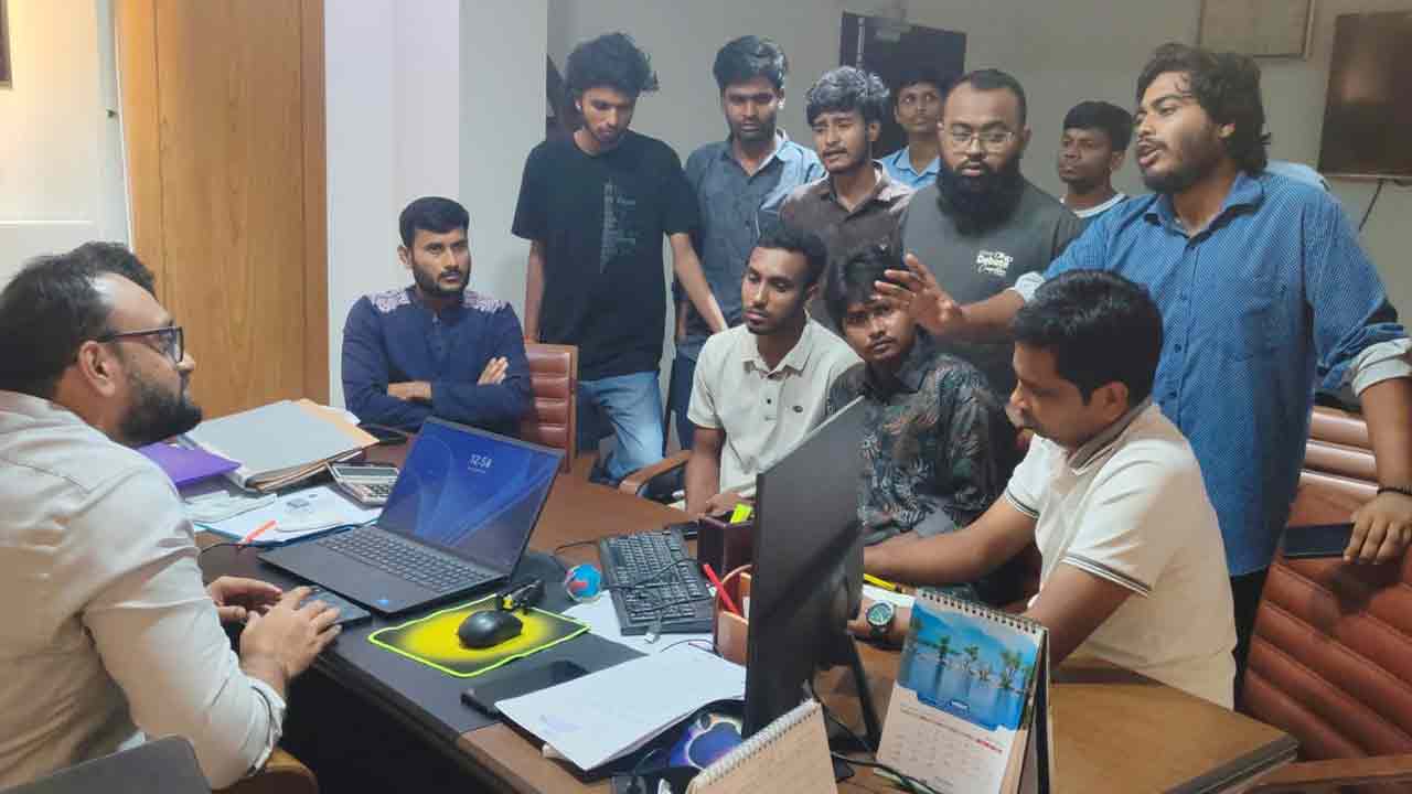 সংস্কার না হওয়ায় সওজকে শিক্ষার্থীদের প্রশ্ন