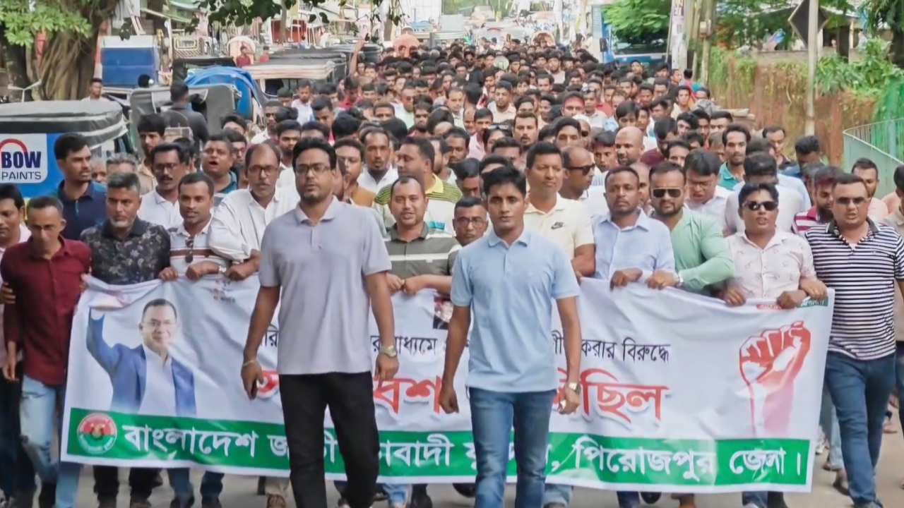 পরিকল্পিত সন্ত্রাসের প্রতিবাদে পিরোজপুরে যুবদলের বিক্ষোভ মিছিল