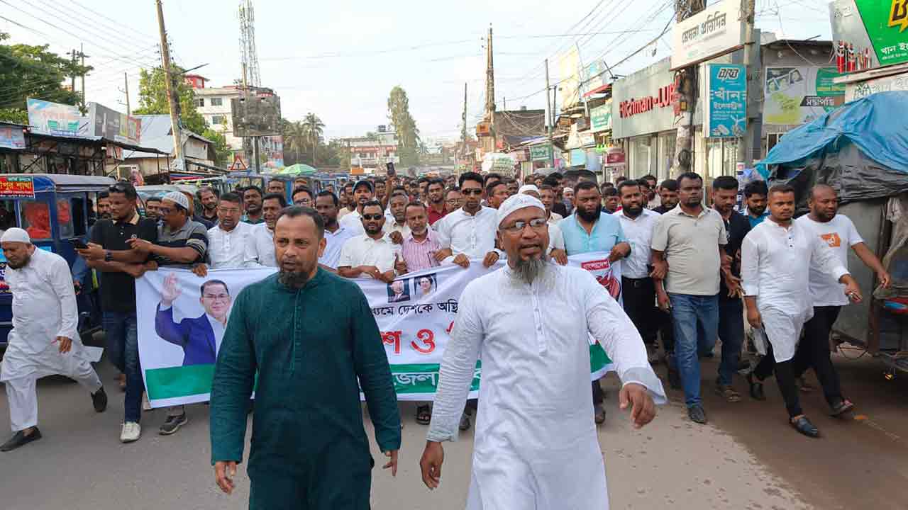 লক্ষ্মীপুরে আওয়ামী লীগের নৈরাজ্যের প্রতিবাদে যুবদল-ছাত্রদলের বিক্ষোভ
