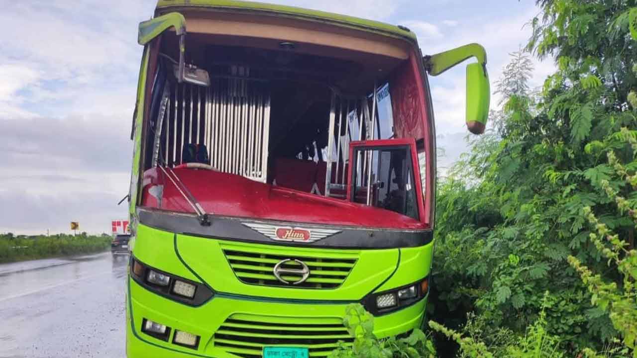 বাস-কাভার্ড ভ্যানের সংঘর্ষে পথচারী নিহত