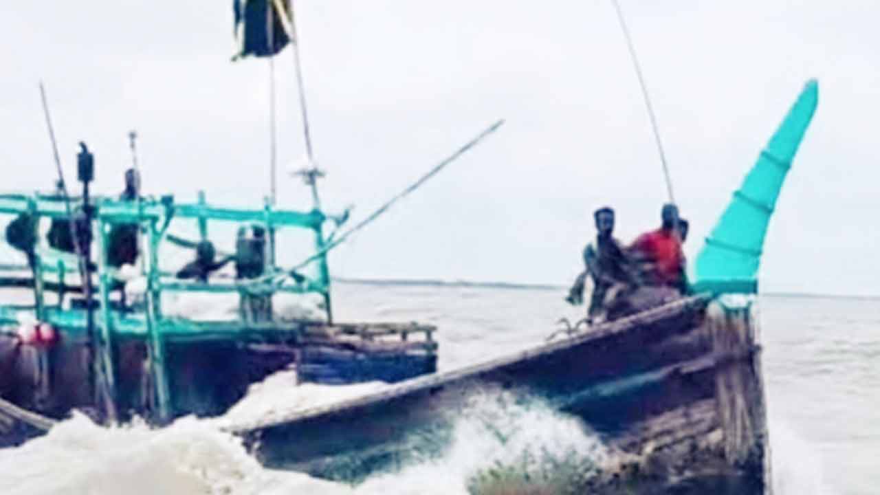গভীর নিম্নচাপের প্রভাবে উত্তাল সাগর ডুবে গেল মাছ ধরার ট্রলার