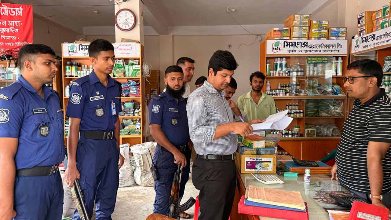মাগুরায় বেশি দামে সার বিক্রি করায় ডিলারকে জরিমানা