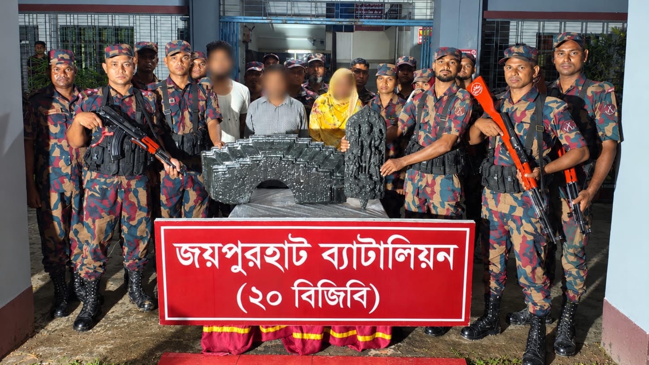 জয়পুরহাটে কোটি টাকা মূল্যের কষ্টিপাথরের মূর্তিসহ আটক ৩