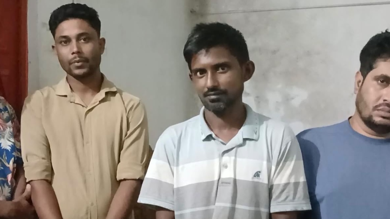 মঠবাড়িয়ায় ইয়াবা সেবনের সময় ছাত্রদল-স্বেচ্ছাসেবক দলের দুই নেতাসহ গ্রেপ্তার ৪