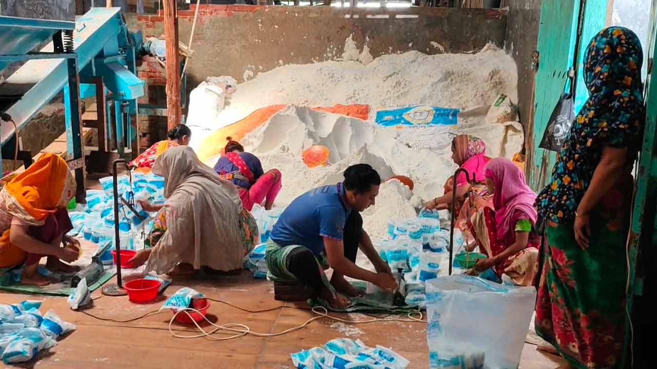 ঝালকাঠির লবণশিল্পে ধস, ২০ মিল থেকে টিকে আছে ৮টি